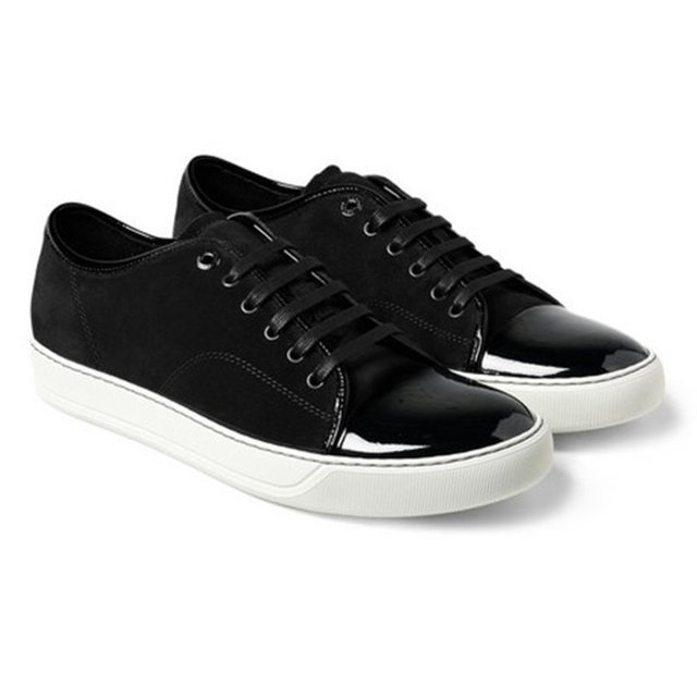 Deri ve rugan ayakkabıların yanında, geçen seneden beri sıkça gördüğümüz beyaz tabanlı sneaker'lar modern damatların vazgeçilmezleri arasındaki yerini alacak.