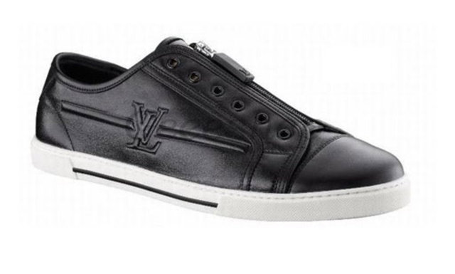 Ya da sözünü ettiğim ve benim de çok tuttuğum sneaker trendini uygulayabilirsiniz beyler. -