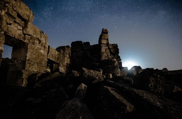 Lir göktaşı yağmuru, Lyra takımyıldızı hizasında olduğundan bu isimle anılıyor ve gece yarısından önce görünmeye başlıyor ve en iyi gözlem güneş doğmadan 2-3 saat önce yapılıyor.