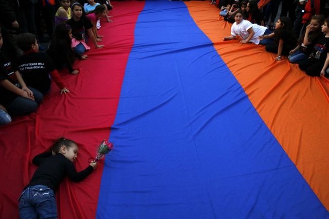 Her 2 organizasyon, eyaletlerdeki ofisleri sayesinde Kongre üyelerine e-posta ve mektup gönderilmesini organize ediyor.