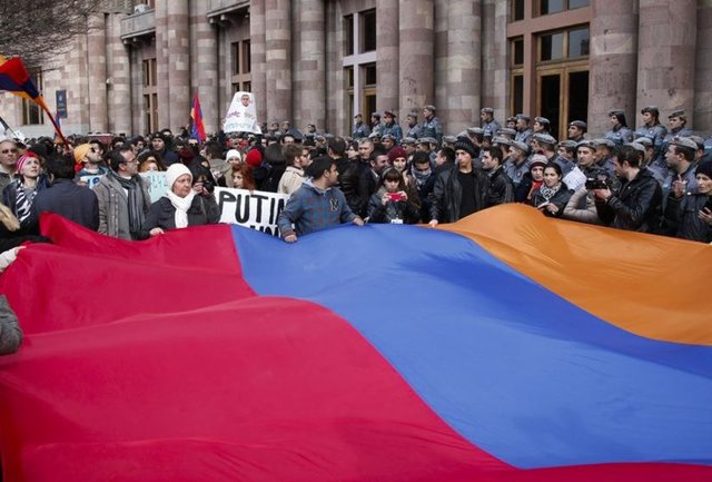 Rusya'daki Ermeni Diasporası, kazançlarının yüzde 75'ini Ermenistan'daki akraba ve yakınlarına gönderiyor. Bu Ermenistan'ın GSMH'nin yüzde 10'una denk geliyor.