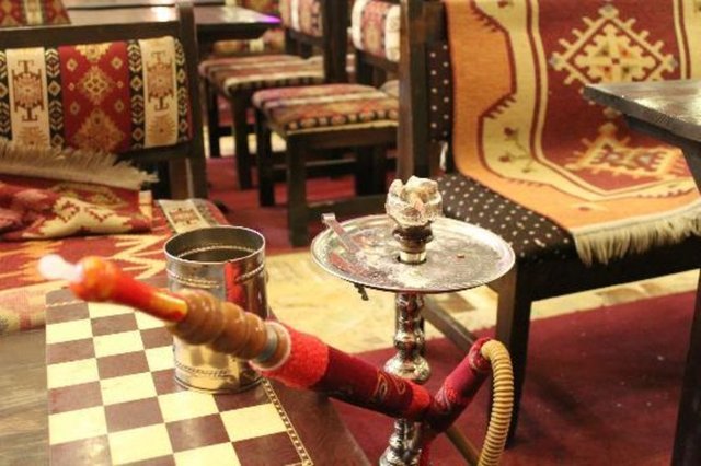 Nargilenin sigaradan daha zararsız olduğunu kesin bir dille yalanlayan bakanlık, nikotin miktarı açısından bir nargilenin 50 adet sigaraya denk geldiğini açıkladı.