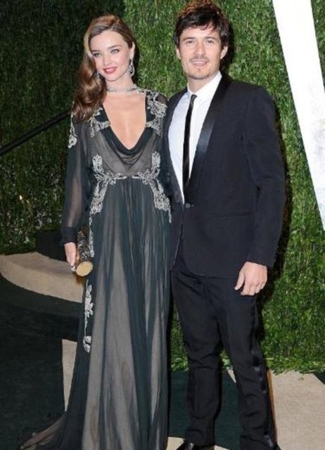 İnternetteki tmz.com'da yayınlanan videoya göre Bieber ve Bloom, Ibiza adasındaki ünlü bir restoranın çıkışında yumruk yumruğa birbirine girdi.