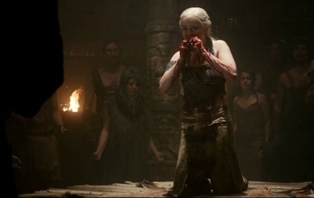Daenerys Targaryen'ın yani Khaalesi'nin dizide Khol Drogo için yediği at kalbi yaklaşık 1.5 kg'dan oluşan bir jelibon yığınıydı ve tadı çamaşır suyu gibi olan sahte bir kan kullanılmıştı. -