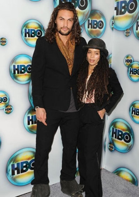 Dizinin birinci sezonunda "Kahl Drogo'yu canlandıran aktör Jason Momoa, "The Cosby Show" dizinde Denise Huxtable'ı canlandıran Lisa Bonet ile 2007 yılında evlendi ve 2 çocukları var.