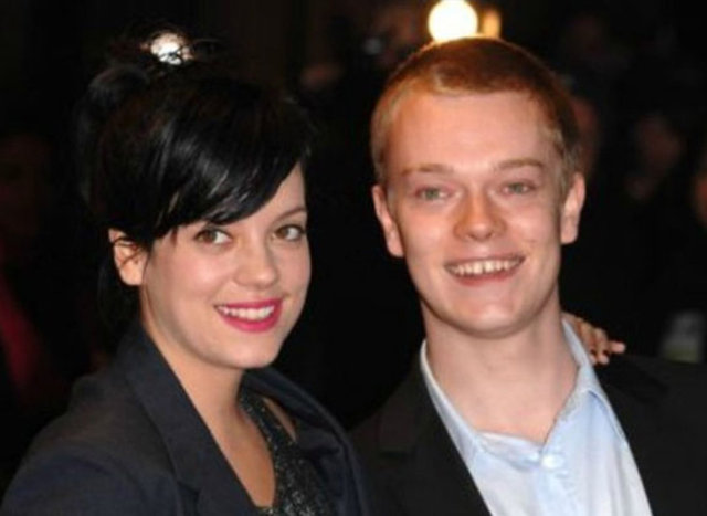 Theon Greyjoy'u canlandıran Alfie Allen, pop müzik şarkıcısı Lily Allen'ın erkek kardeşidir.