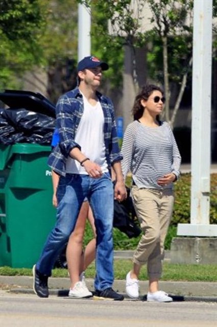 Kunis, ilk defa kamera karşısında öptüğü kişinin Kutcher olduğunu itiraf etmişti.