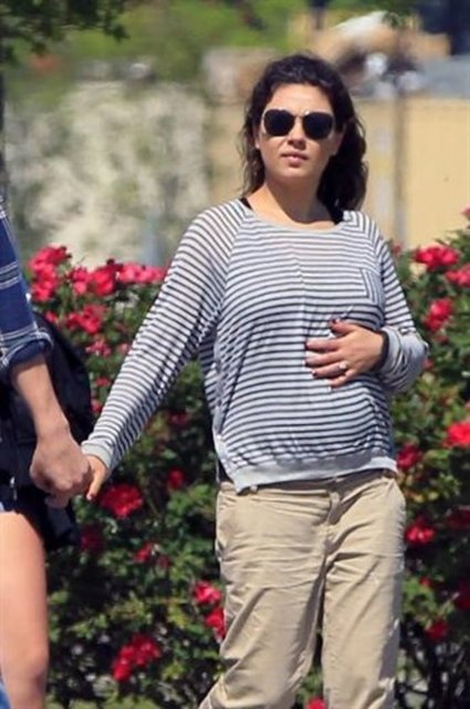 İngiliz basınında yer alan habere göre; el ele yürürken görüntülenen Demi Moore'un eski eşi Ashton Kutcher ile nişanlısı Mila Kunis'in karnının iyice belirginleştiği dikkatlerden kaçmadı.