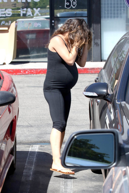 Önceki gün bir arkadaşıyla birlikte yoga çıkışı görüntülenen Kunis, görüntü alınmasından rahatsız olunca yüzünü kapattı.