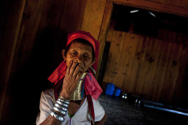 - Halkalar takılmadan önce kızların boynuna merhemlerle masaj yapılır.