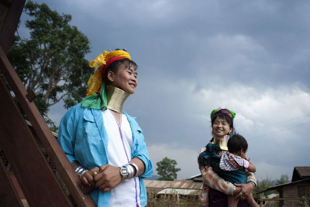 Padaung kabilesinin kızları boyunlarını 5-6 yaşlarındayken takmaya başladıkları bronz halka kolyelerle uzatır.