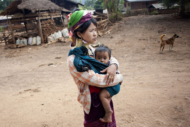 Kadınlar uyumak için halkaları ve boynu destekleyen özel bir yastık kullanır.