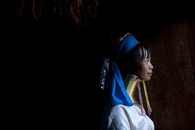 - Nedeni ne olursa olsun, geleneklerine bağlı Padaung kızları bu halkaları takmaktan gurur duyuyor.