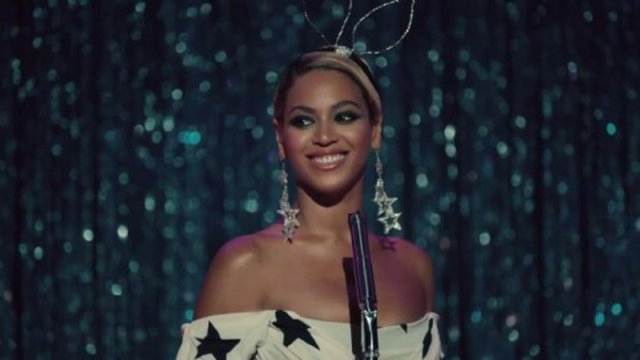 Müzik sektörünün en güçlü kadın figürü olarak kabul edilen 32 yaşındaki yıldızın kapakta iççamaşırlarıyla görülmesi feministlerin tepkisini çekmişti.