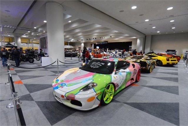 - Ziyaretçilerin ilgi gösterdiği bir başka stand ise 15 ile 60 bin dolar arasındaki maliyete sahip birbirinden ilginç desenlerle boyanan otomobiller oldu. Otomobilleri merakla inceleyen spor otomobil tutkunları, bol bol fotoğraf çekti. -