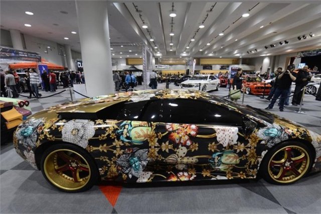 Bunlar arasında Ferrari, Lamborgini, AUDI R8, Rolls Royce, Ford Mustang gibi yüzbinlerce dolar değerindeki otomobiller yer aldı.