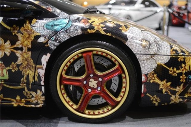 Manhattan'daki Javits Fuar Merkezi'ndeki New York Otomobil Fuarı'nda, binlerce dolar para harcanarak motor özellikleri, renkleri ve müzik sistemleri değiştirilen otomobiller sergilendi.