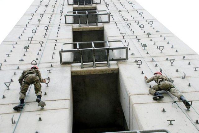 PROTEZ BACAKLARLA KULEYE TIRMANDI -  - Ertesi gün zorlu bir komando eğitimine başlayan gaziler, Karaburun mevkiinde özel engel parkurlarını geçti, dünyada çok maksatlı tek eğitim kulesine çıktı.