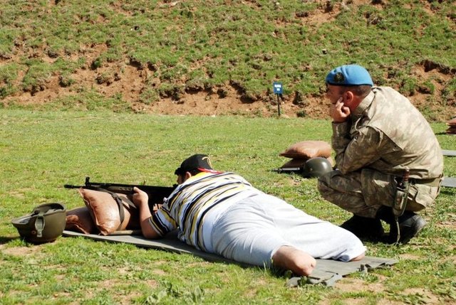 Güneydoğu'daki çatışmalarda yaralanan gaziler ile malulen gazi olan askerler daha sonra atış alanına geçti.