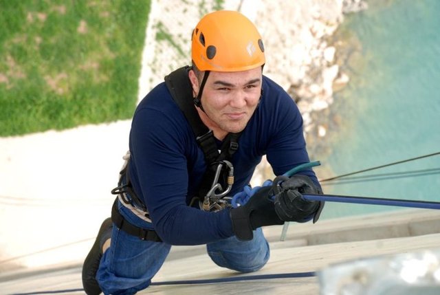 78 metre yüksekliğindeki kuleye ilk olarak, 2007 yılında Bingöl Yayladere'de teröristlerle girdiği silahlı çatışmada iki ayağı ve bir gözünü kaybeden gazi Muhammet Çelik tırmandı.