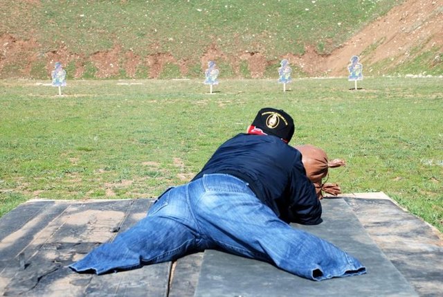 Isparta Valisi Vahdettin Özkan ve Eğirdir Dağ Komando Okulu Eğitim ve Merkez Komutanı Tümgeneral Ethem Büyükışık, nizamiye kapısında gazilerle kucaklaştı.