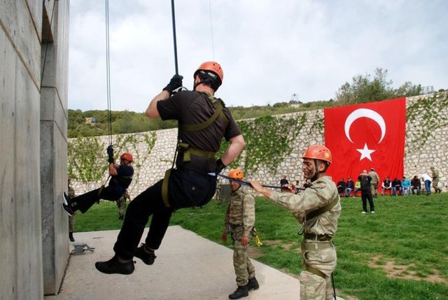 Komando andı içen Çelik, tırmanışını tamamladıktan sonra 78 metre yükseklikten kendisini bırakarak halatla zemine inmeyi başardı. Emrullah Dağ, Levent Çenesiz, Aydın Yılmaz'ın aralarında bulunduğu gaziler de zorlu kuleye aynı şekilde tırmandı.