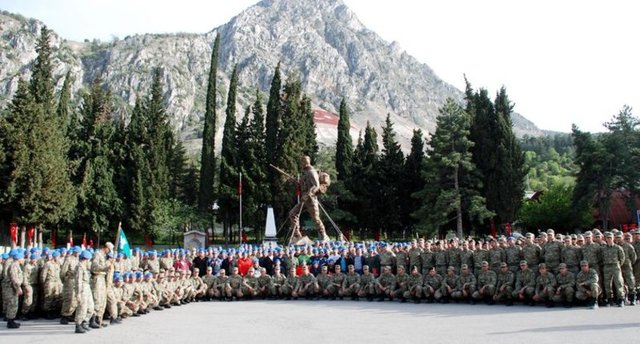 Üç günlük program sonunda gazilere komando brövesi takıldı, bere giydirildi.