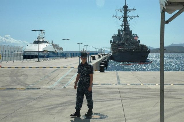 Akaryakıt, yiyecek ve içecek desteği yapılan gemiden karaya gruplar halinde çıkan ABD askerleri, mayoları ve şortları ile ilçede dolaştı.