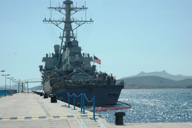 ABD donanmasına bağlı savaş gemilerinden 'USS Carney DDG-64', bugün sabah saatlerinde Muğla'nın Bodrum İlçesi'ne geldi. Gemi yanaşma iskelesine bağlanan gemiden inen ABD'li askerler, plajda güneşlenip alışveriş yaptı.