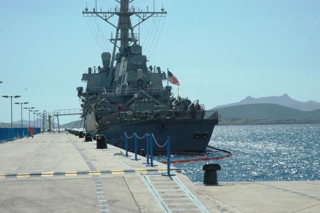 Daha sonra Kumbahçe ve Paşatarlası Plajları'ndan denize girerek güneşlenen ABD'li askerler, kafeteryalarda oturup Bodrum Kalesi'ni izledi.