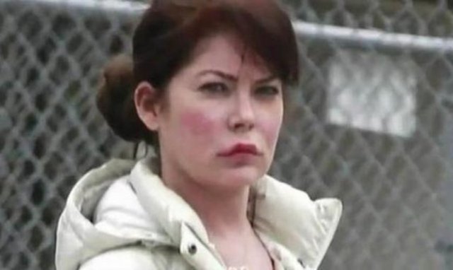 Lara Flynn Boyle dudakları dolgunlaşsın diye böyle tuhaf görünmeye bile razı oluyor.