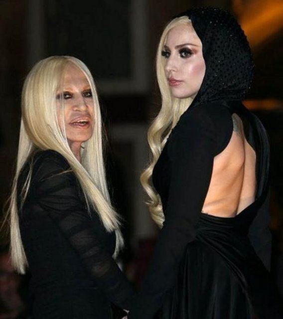 Donatella Versale son olarak geçen ay Lady Gaga (sağda) ile birlikte böyle görüntülendi.