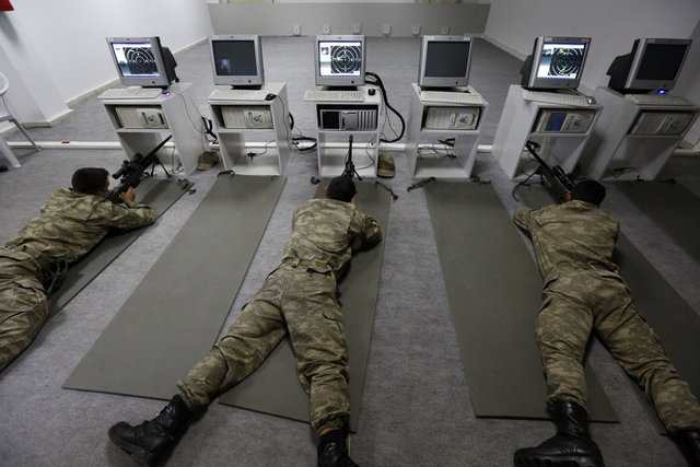 Eğitmenler tarafından keskin nişancı tüfeği accuracy'nin özellikleri kursiyerlere detaylıca anlatılıyor. Eğitmenler ilk yerli üretim keskin nişancı tüfeği olan Bora-12 hakkında da kursiyerleri bilgilendiriyor.