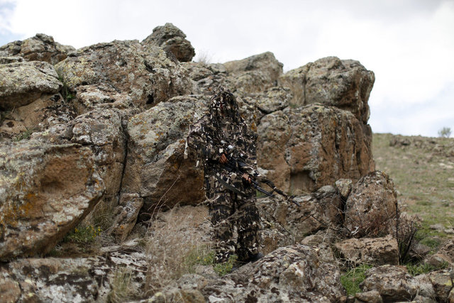 Eğitimdeki birinci haftanın sonunda kursiyerler hem yazılı hem uygulamalı sınava alınıyor. Dikkat testine de giren kursiyerlerden başarısız olanlar daha ilk haftadan birliklerine dönmek zorunda kalıyor.