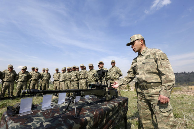 Birlikteki eğitim sürecinde defalarca atış yapılıyor. Eğitimin herhangi bir bölümünde başarısız olanlar ise kursun tamamlanması beklenmeden birliklerine gönderiliyor.