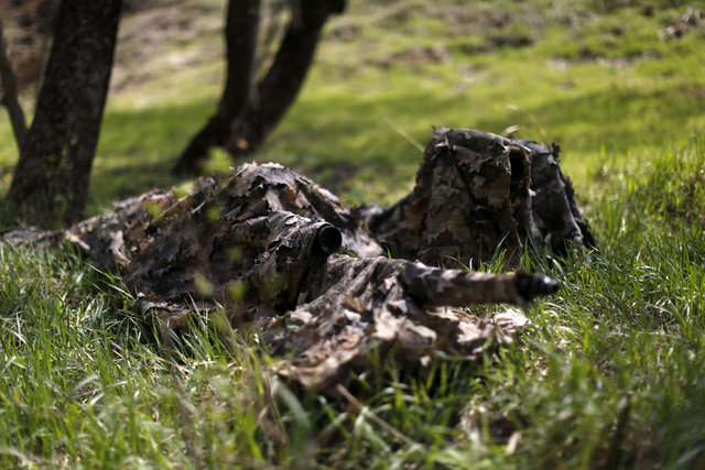 Ardından keskin nişancı adaylarına hava şartlarının atışa etkileri konusunda dershanede eğitim veriliyor. Kursiyerlere uzun mesafeli atışta rakımdan, hava sıcaklığına, basınçtan, neme kadar birçok unsurun etkili olduğu anlatılıyor.