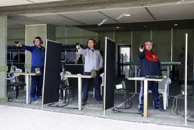 Keskin nişancı adayları eğitimlerinin ilk bölümüne kullanacakları silahları tanımakla başlıyor.