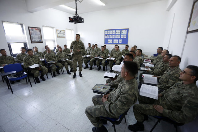 Teorik ve pratik olarak verilen eğitimin sonunda başarılı olanlar keskin nişancı brövesini takmaya hak kazanıyor.