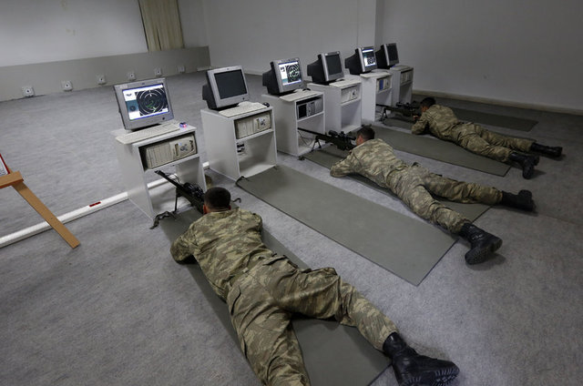 Birlik komutanlarınca seçilen fiziki kondisyonu yüksek, refleksleri sağlam uzman çavuşlar, ATUNEB'de 5 haftalık eğitimden geçiyor.