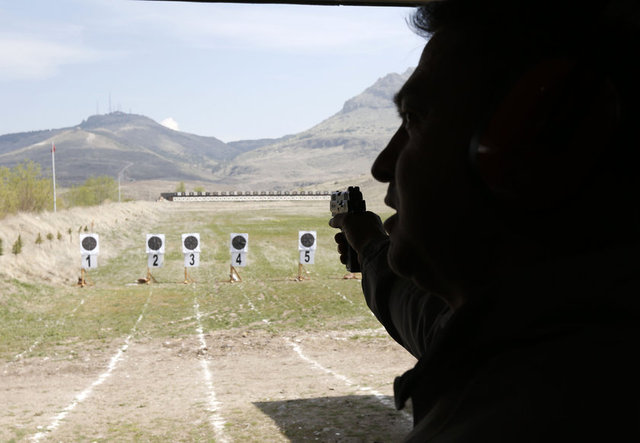 Birlikteki son teknolojiyle donatılmış olimpik atış polifonu ise dikkat çekiyor. Keskin nişancı adaylarına en az nişancılık kadar önemli olan hedefin tespiti ve teşhisi konularında da eğitim veriliyor.