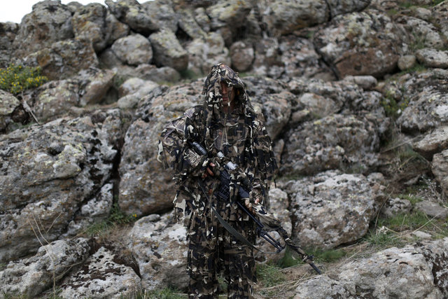 Gizlenme ise birlikteki bir diğer önemli eğitim konusu olarak kursiyerlerin karşısına çıkıyor. Keskin nişancı adayları bu eğitimde  arazi şartlarına uygun bir şekilde gizlenmeyi ve mevzilenmeyi öğreniyor.