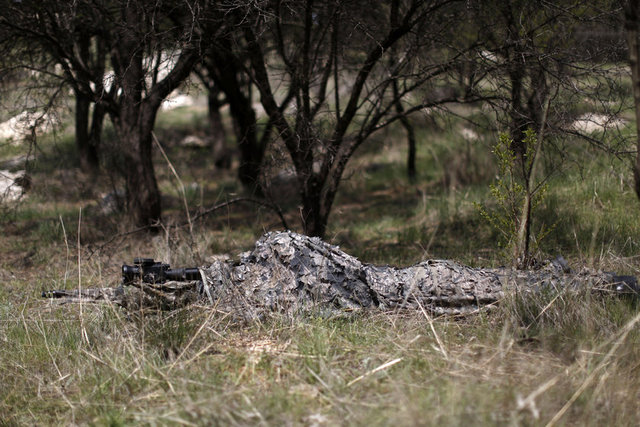 Eğitimlerin ağırlıklı bölümünü ise atış oluşturuyor. Kursiyerler havalı atış poligonunda nişancılık yeteneklerini geliştirirken simülasyon dershanesinde doğru atışın nasıl olması gerektiğini bilgisayar destekli öğreniyor.