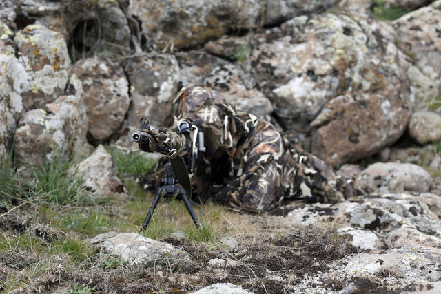 Atışlarda başarılı olanlar keskin nişancı brövesi takmaya hak kazanıyor.