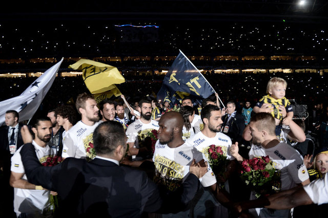 Öte yandan saha ortasında toplanan Fenerbahçeli futbolcular "Dilberay-Tavukları Pişirmişem" şarkısıyla hep birlikte göbek atarken tribünlerdeki binlerce taraftar da oyunculara eşlik etti. -