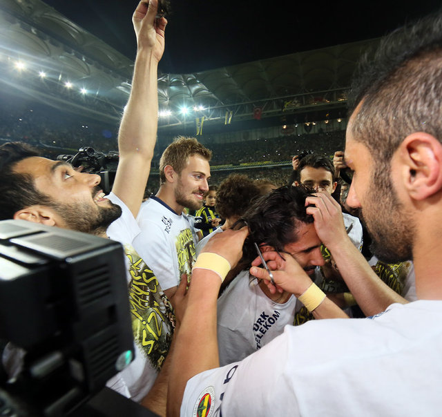 Alper'in, şampiyon olmaları halinde saçını kestirmek için takım arkadaşlarına söz verdiği öğrenildi.