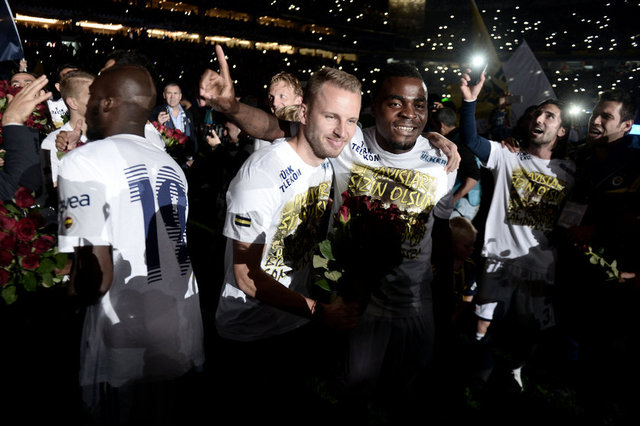 Saha ortasında statta çalınan şarkılar eşliğinde oynayarak şampiyonluğu kutlayan futbolcular, tribünlere giderek taraftarlara güller attı.