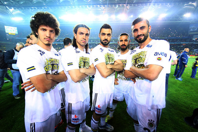 İşte o şarkının sözleri  - Akşama geleceğim, akşama geleceğim. Hacı baba evde mi? - Balıkları göndermişim. Hacıyı çarşıya göndermişem… - Anahtarlar pencerede