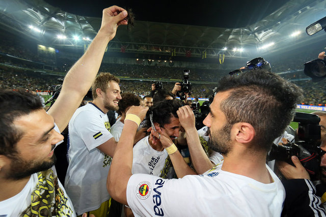 Futbolcular içeri girdikten sonra statta ışıklar söndürüldü.