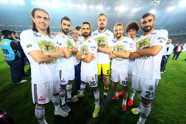 Futbolcular sahada oynarken, kadın ve çocuk taraftarlar da tribünlerde eşlik etti. Stat dışında da havai fişekler atıldı.