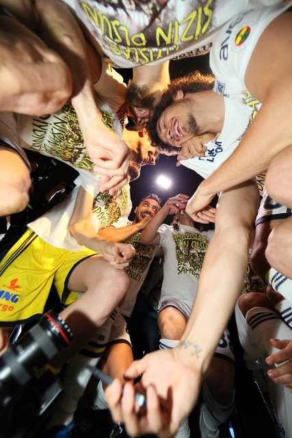 Maçın ardından sahada şampiyonluk sevinci yaşayan futbolcular, bir süre sonra şampiyonluk için hazırlanan tişörtleri giymek için soyunma odasına gitti.